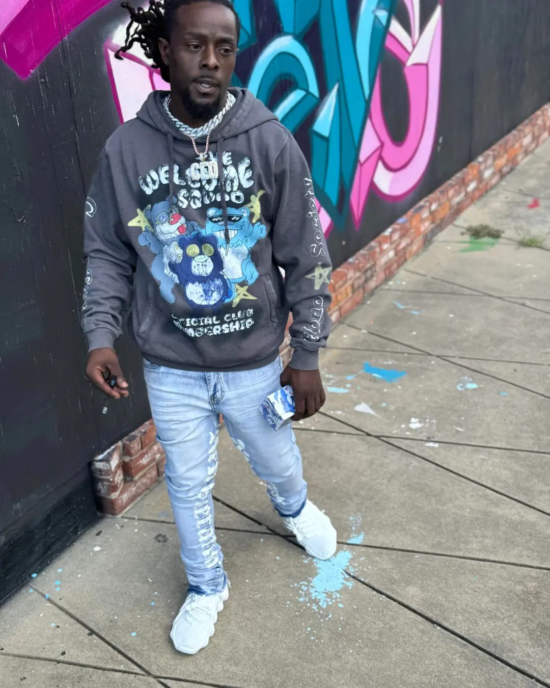 On some slight shit still dripped n stained dees people sidewalk 🤦🏾_♂️ Gots 2 be mo careful 😁